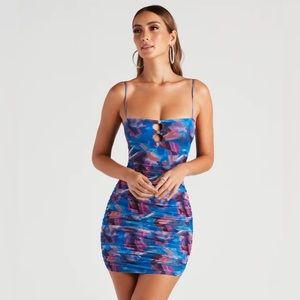 Abstract Idea Mesh Printed Dress. Sleeveless square neck. Adjustable straps.